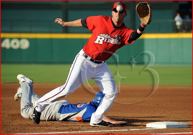 410 Frisco Roughriders first baseman Chad Tracy #28 tries to catch a pick off throw as Midland Rockhounds baserunner Josh Horton #15 dives back
