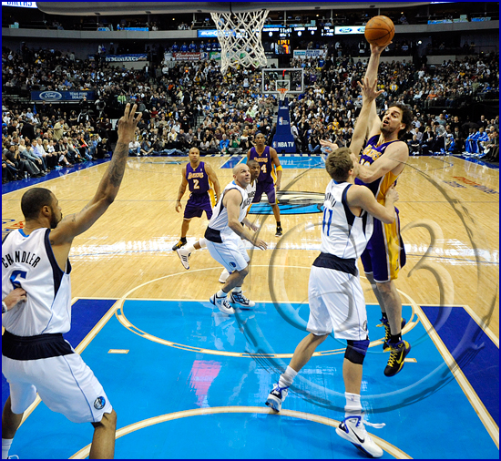 NBA: Lakers vs Mavericks JAN 19 Dallas Mavericks v Los Angeles Lakers - Pau Gasol shoots over Dirk Nowitzki