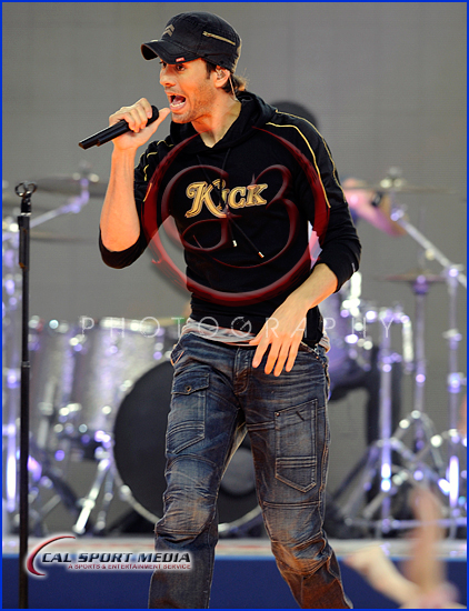 NFL 2011: Dolphins vs Cowboys NOV 24 Miami Dolphins vs Dallas Cowboys Thanksgiving Day Enrique Iglesias and Pitbull