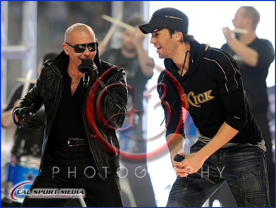 NFL 2011: Dolphins vs Cowboys NOV 24 Miami Dolphins vs Dallas Cowboys Thanksgiving Day Enrique Iglesias and Pitbull