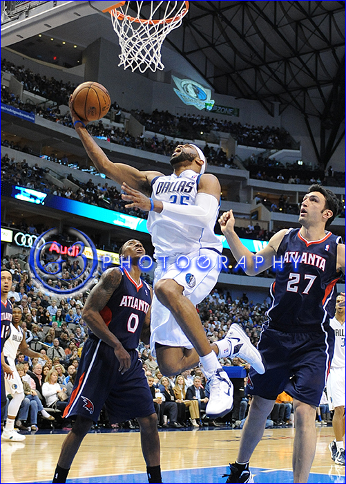 February 11, 2013: Dallas Mavericks shooting guard Vince Carter #25 goes up and under for a basket